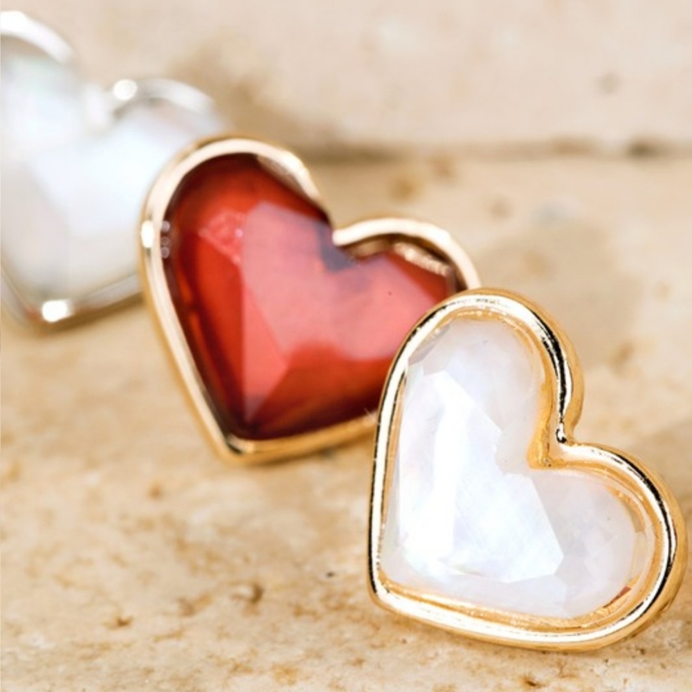 Heart shaped stud earrings - Picture 4 of 4